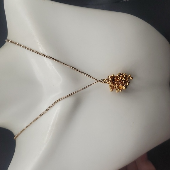 N2813 18kt hydrangea pendant flower‎ chain is (gold tone)